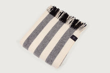 Carregar imagem no visualizador de galeria, Striped Throw - Costa Nova